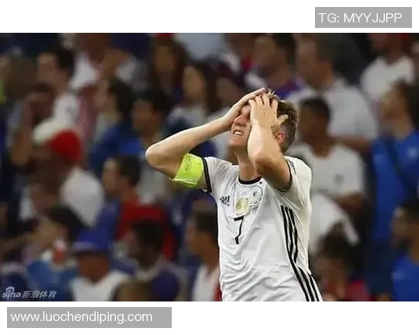 德国足球明星在比赛中意外倒地引发球迷关注与媒体热议