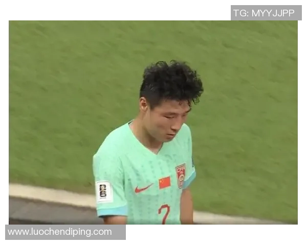 足球明星武磊机场现身引发粉丝热潮与媒体关注的精彩瞬间